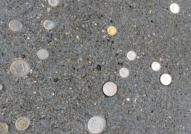 Die Summe des im Boden eingelegten Geldes ergibt genau 1826 Franken